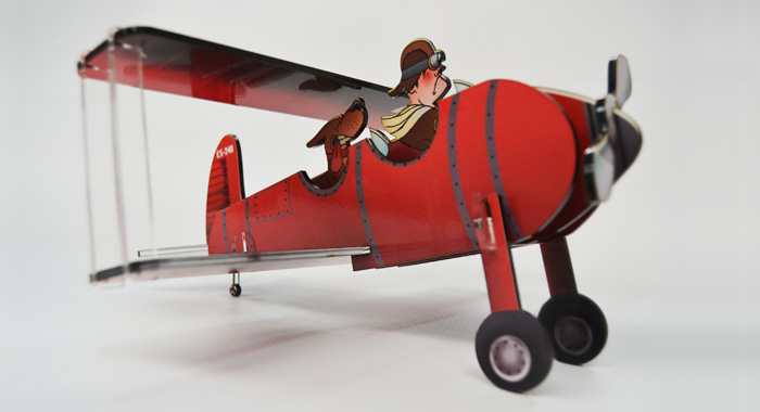 Avión en metacrilato decorado en vinilo impreso. (Construcciones 3D personalizadas).